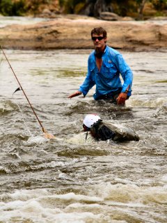 blog-Nov-12-2013-17-Jeff-Currier-swimming-for-tigerfish