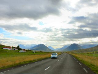 blog-Aug-9-2014-1-flyfishing-with-icelandic-fly-fisherman