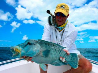 blog-Dec-9-2014-10-brad-thompson-&-napoleon-wrasse