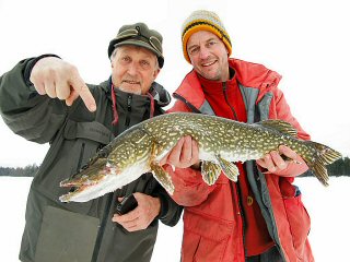 blog-Feb-6-7-2015-7-jeff-currier-and-rick-schreiber-icefishing